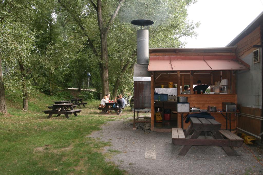 Hostel Boathouse Прага Экстерьер фото