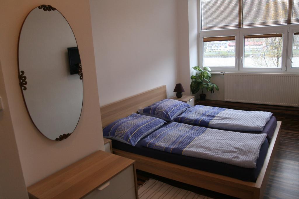 Hostel Boathouse Прага Экстерьер фото